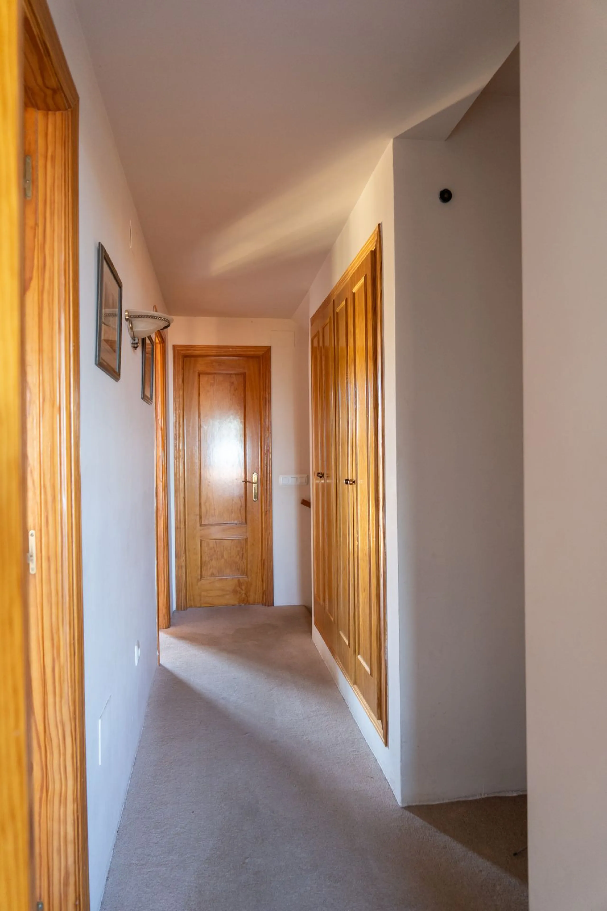 Discover your new home in this charming semi-detached villa! This property has 3 spacious bedrooms and 3 bathrooms, perfect for enjoying the comfort and space you've always wanted. The house offers a cosy private garden where you can relax and enjoy the o