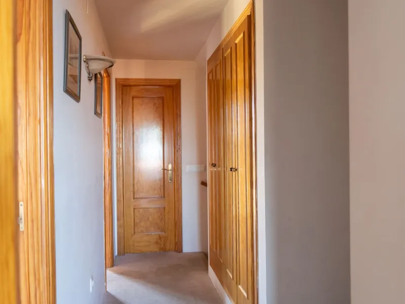 Discover your new home in this charming semi-detached villa! This property has 3 spacious bedrooms and 3 bathrooms, perfect for enjoying the comfort and space you've always wanted. The house offers a cosy private garden where you can relax and enjoy the o