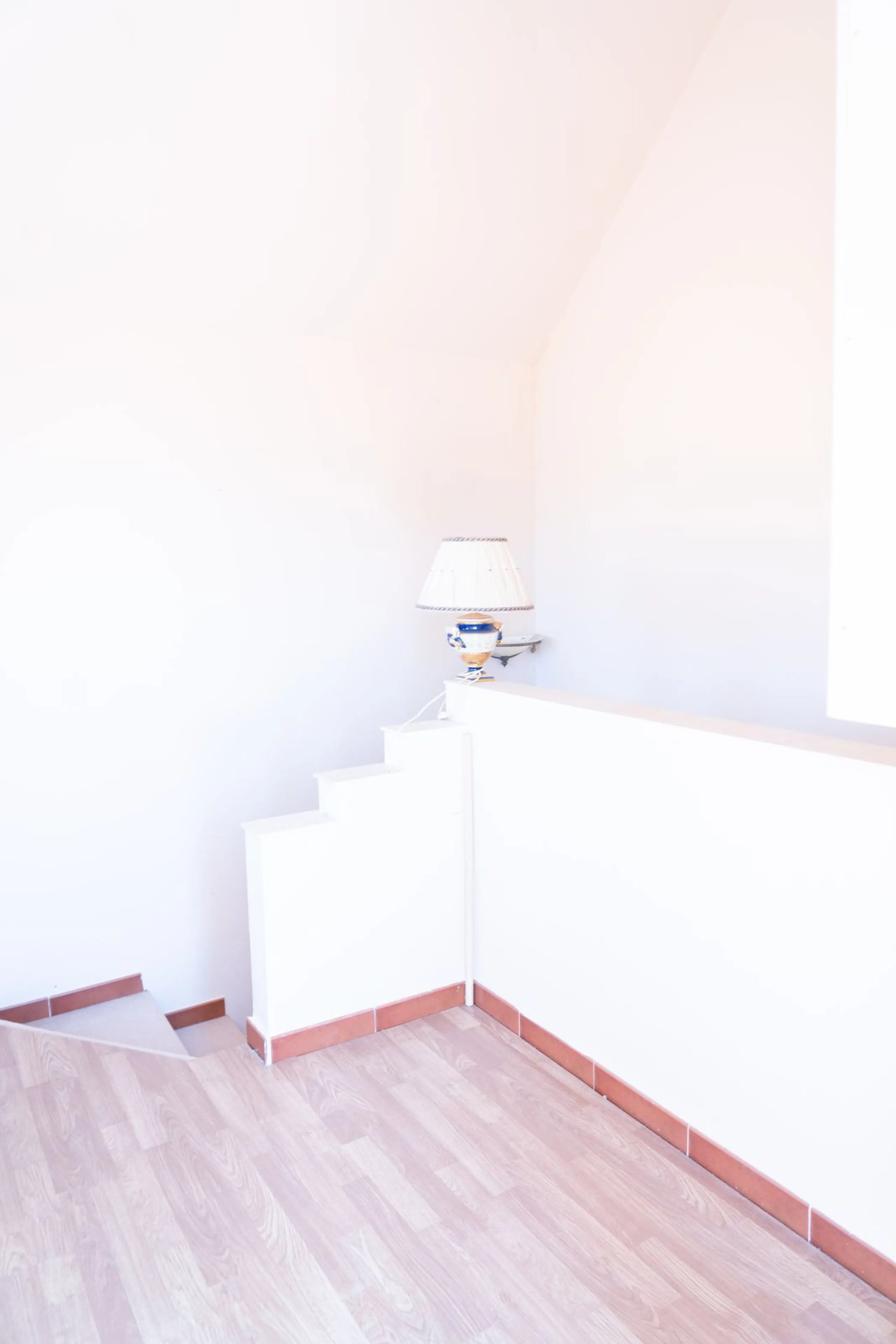 Discover your new home in this charming semi-detached villa! This property has 3 spacious bedrooms and 3 bathrooms, perfect for enjoying the comfort and space you've always wanted. The house offers a cosy private garden where you can relax and enjoy the o