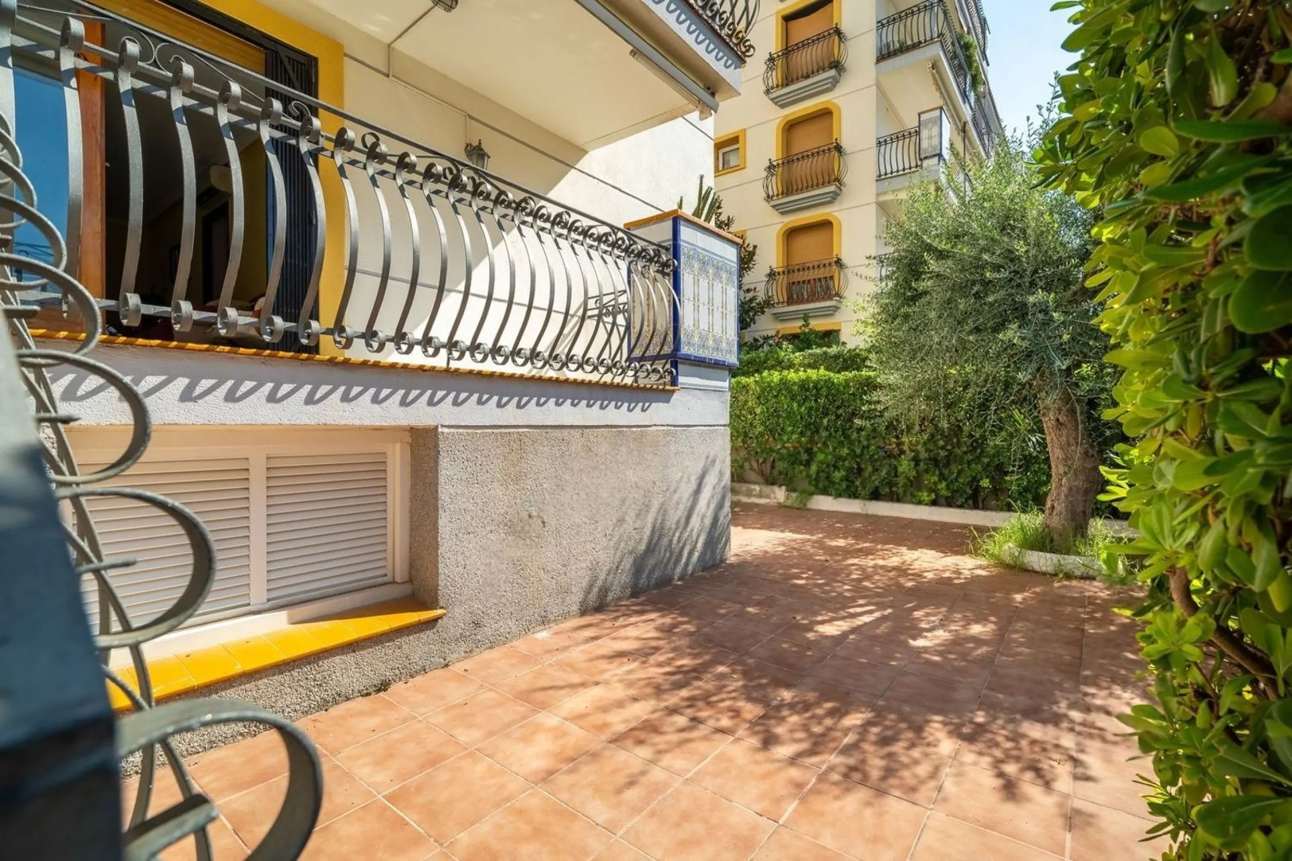 Ground-floor beachfront apartment with pool and parking in Calafell