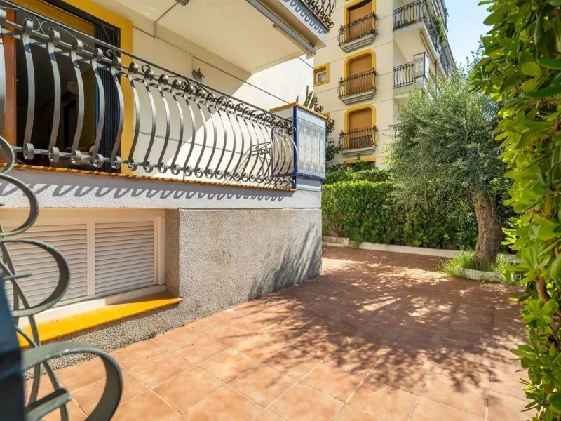 Ground-floor beachfront apartment with pool and parking in Calafell