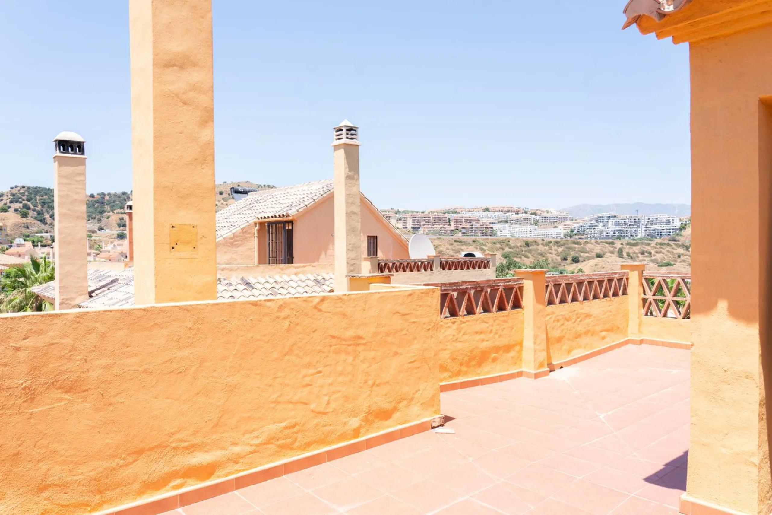 Discover your new home in this charming semi-detached villa! This property has 3 spacious bedrooms and 3 bathrooms, perfect for enjoying the comfort and space you've always wanted. The house offers a cosy private garden where you can relax and enjoy the o