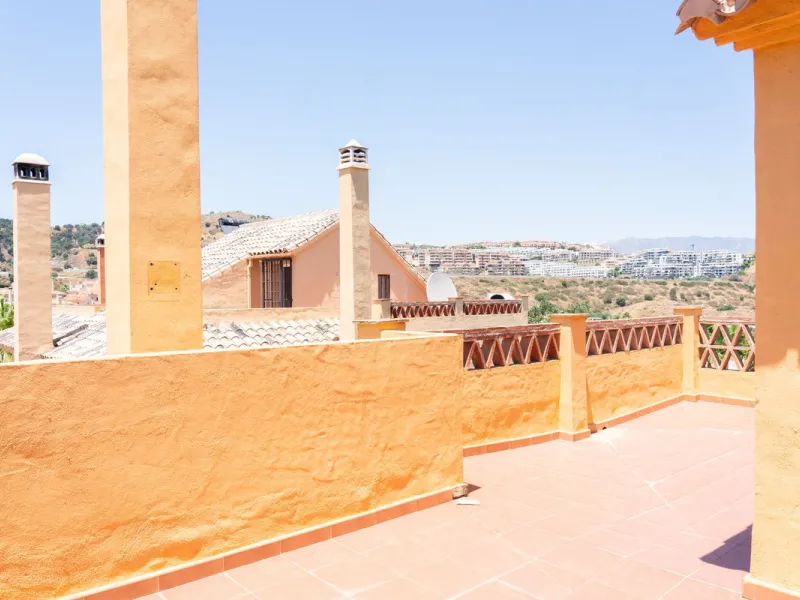 Discover your new home in this charming semi-detached villa! This property has 3 spacious bedrooms and 3 bathrooms, perfect for enjoying the comfort and space you've always wanted. The house offers a cosy private garden where you can relax and enjoy the o