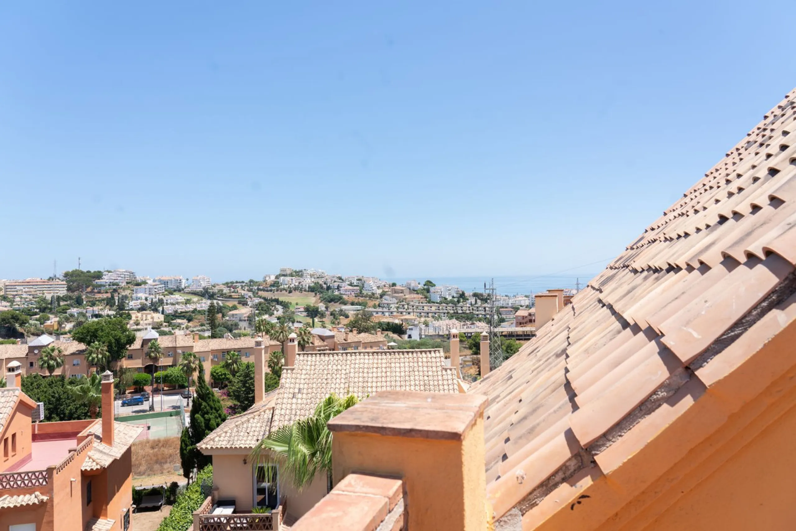 Discover your new home in this charming semi-detached villa! This property has 3 spacious bedrooms and 3 bathrooms, perfect for enjoying the comfort and space you've always wanted. The house offers a cosy private garden where you can relax and enjoy the o