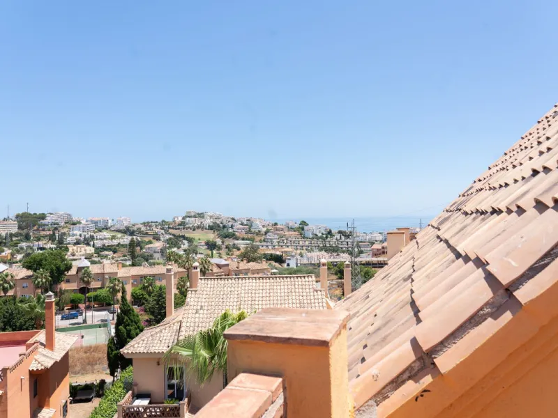 Discover your new home in this charming semi-detached villa! This property has 3 spacious bedrooms and 3 bathrooms, perfect for enjoying the comfort and space you've always wanted. The house offers a cosy private garden where you can relax and enjoy the o