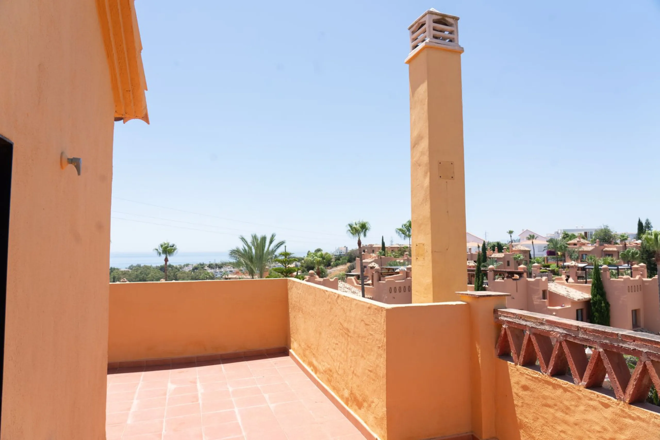Discover your new home in this charming semi-detached villa! This property has 3 spacious bedrooms and 3 bathrooms, perfect for enjoying the comfort and space you've always wanted. The house offers a cosy private garden where you can relax and enjoy the o