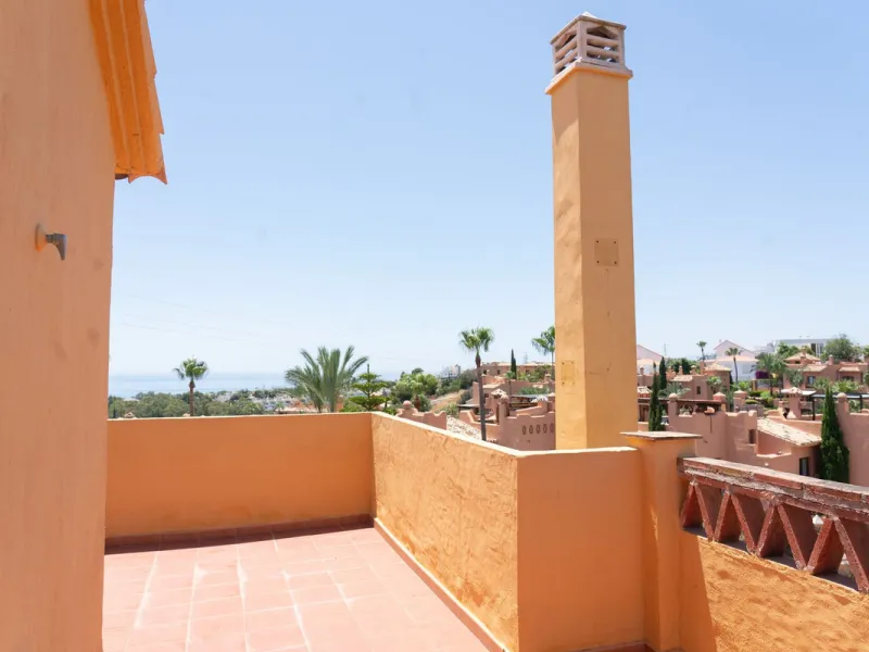 Discover your new home in this charming semi-detached villa! This property has 3 spacious bedrooms and 3 bathrooms, perfect for enjoying the comfort and space you've always wanted. The house offers a cosy private garden where you can relax and enjoy the o