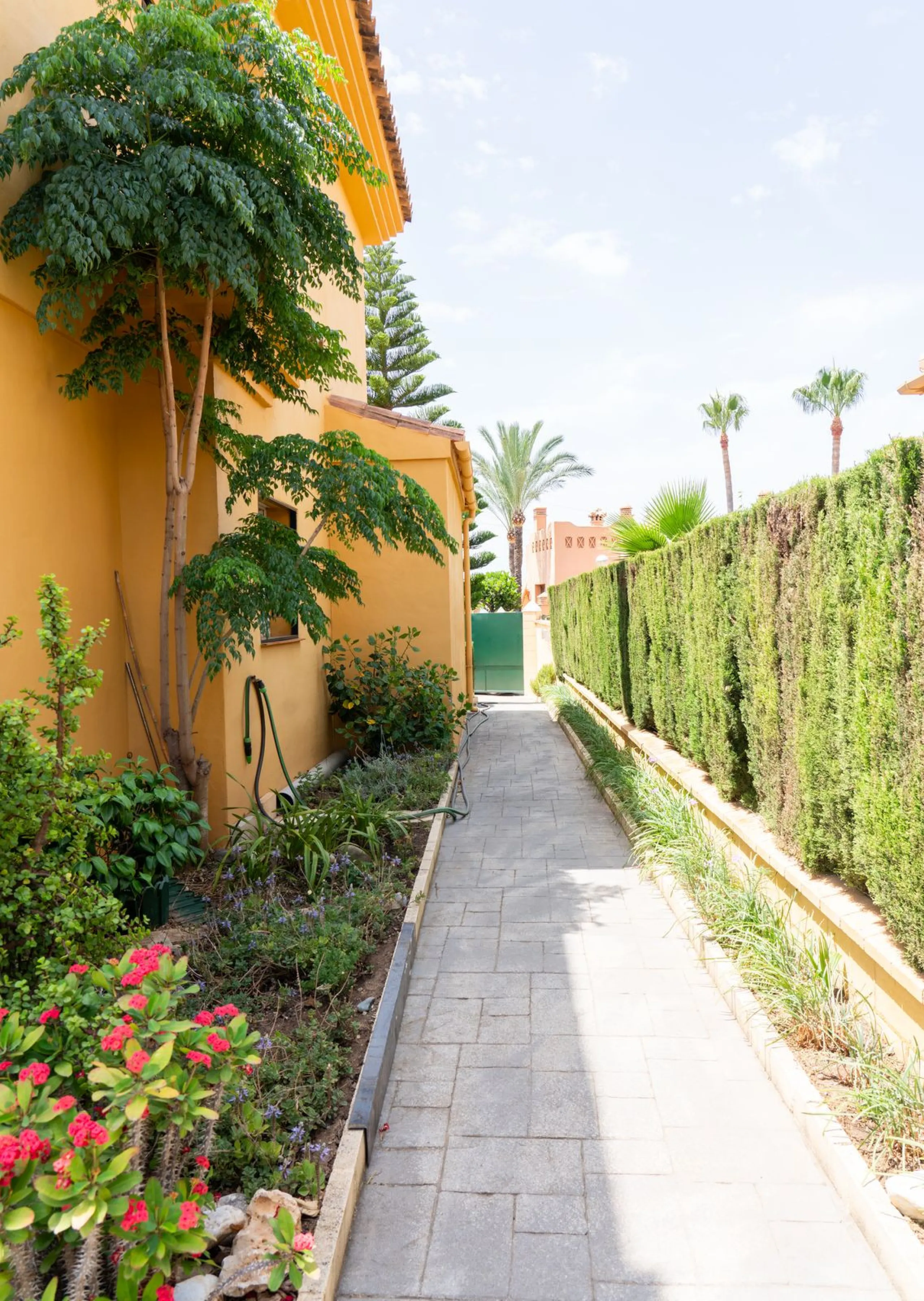 Discover your new home in this charming semi-detached villa! This property has 3 spacious bedrooms and 3 bathrooms, perfect for enjoying the comfort and space you've always wanted. The house offers a cosy private garden where you can relax and enjoy the o