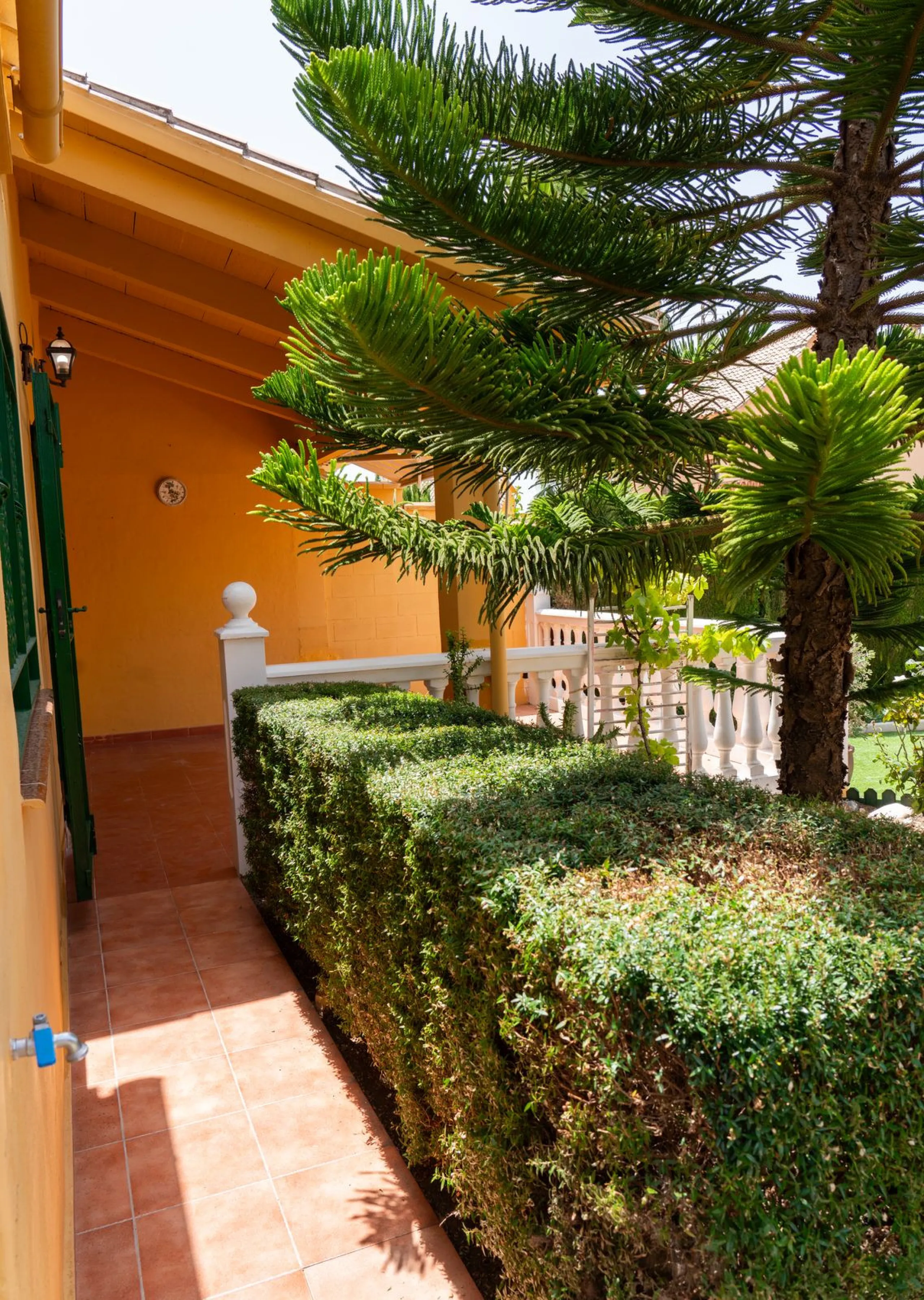 Discover your new home in this charming semi-detached villa! This property has 3 spacious bedrooms and 3 bathrooms, perfect for enjoying the comfort and space you've always wanted. The house offers a cosy private garden where you can relax and enjoy the o