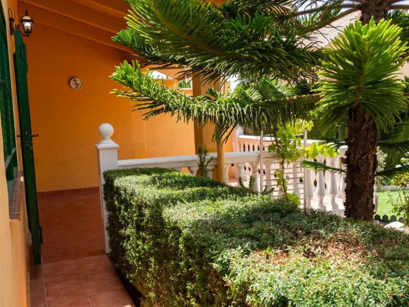 Discover your new home in this charming semi-detached villa! This property has 3 spacious bedrooms and 3 bathrooms, perfect for enjoying the comfort and space you've always wanted. The house offers a cosy private garden where you can relax and enjoy the o
