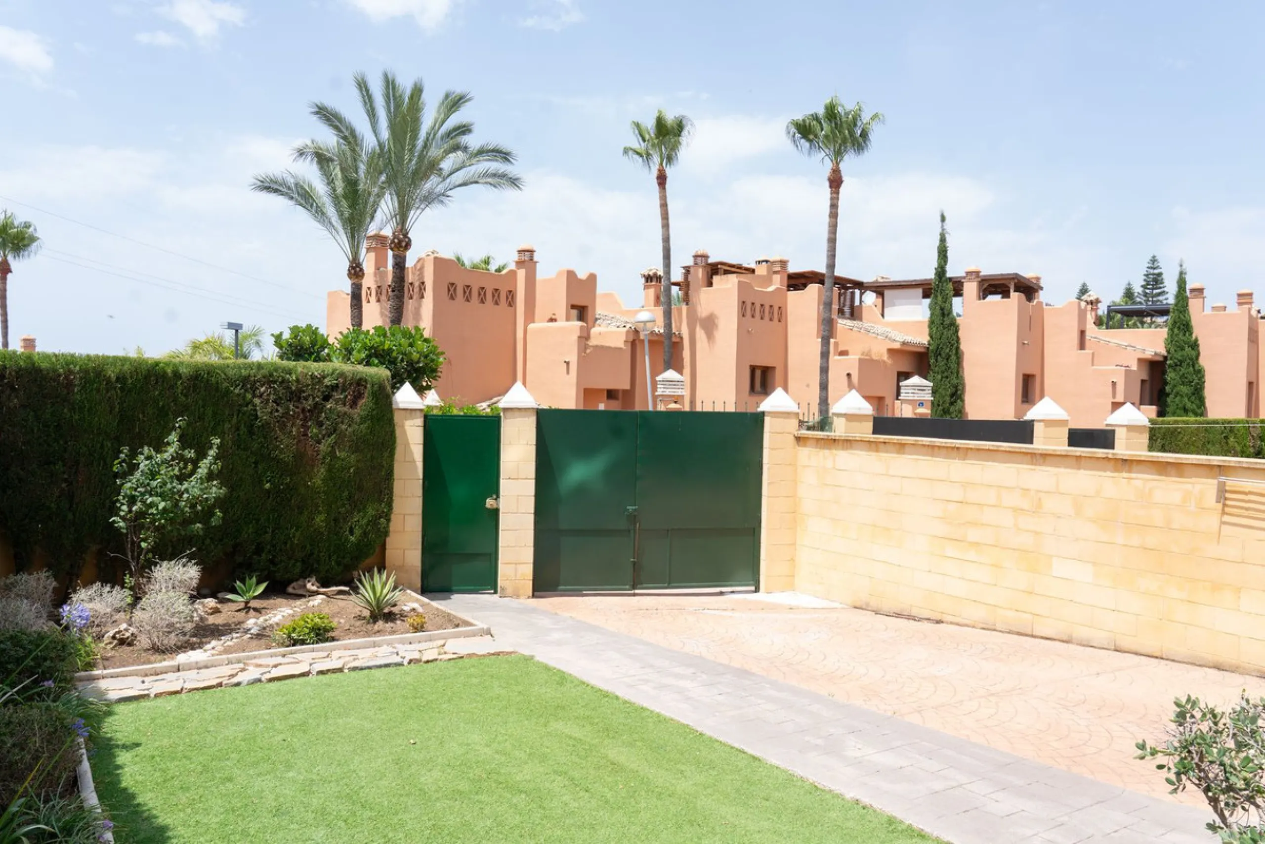 Discover your new home in this charming semi-detached villa! This property has 3 spacious bedrooms and 3 bathrooms, perfect for enjoying the comfort and space you've always wanted. The house offers a cosy private garden where you can relax and enjoy the o