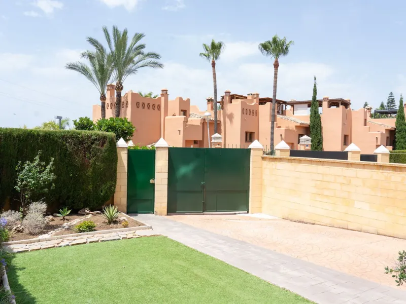 Discover your new home in this charming semi-detached villa! This property has 3 spacious bedrooms and 3 bathrooms, perfect for enjoying the comfort and space you've always wanted. The house offers a cosy private garden where you can relax and enjoy the o