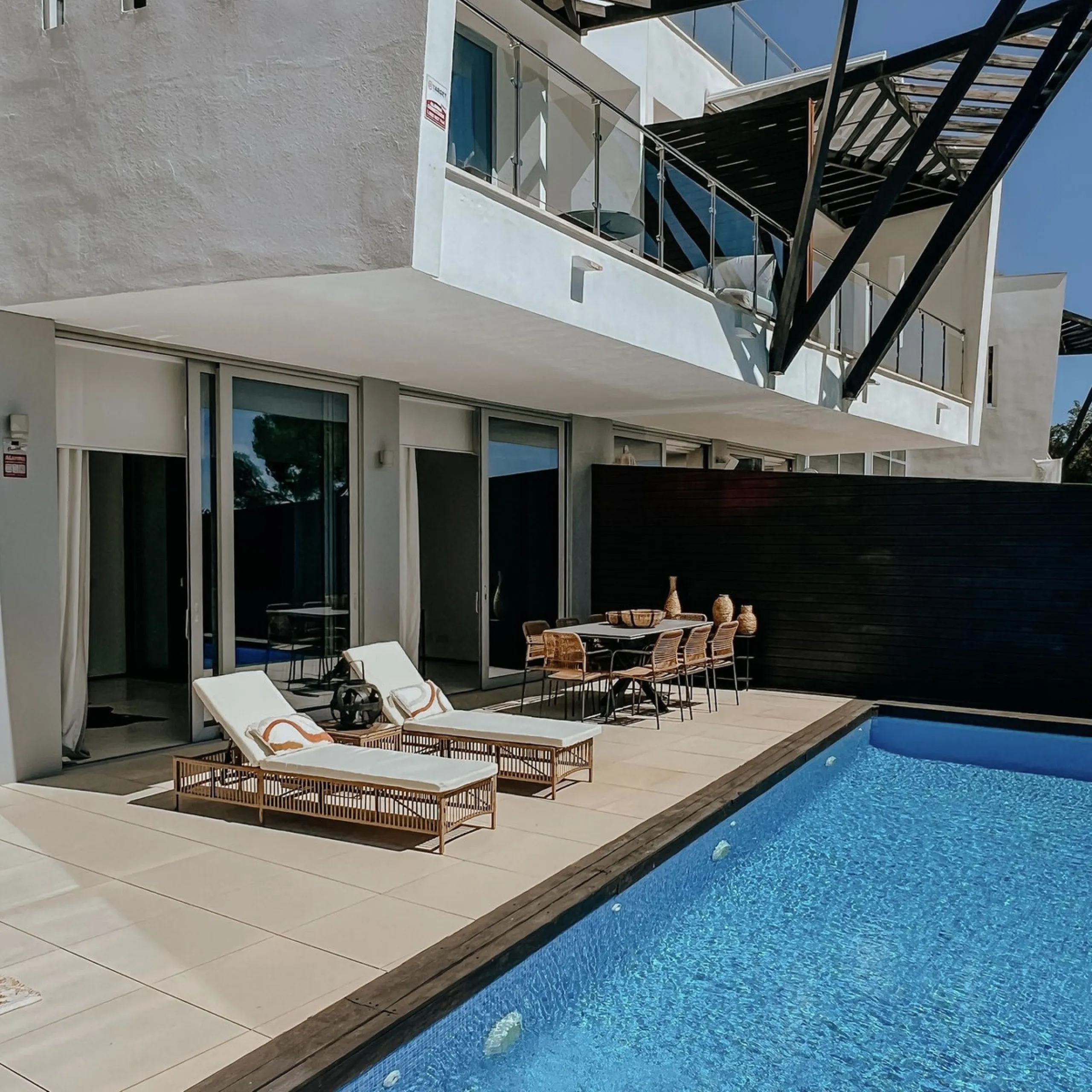 House - Townhouse в продаже в Marbella, Málaga. В доме 3 спален и 4 ванных комнат. Площадь дома 480 м²