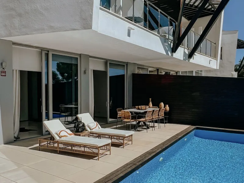 3 bedrooms and 3 en suite bathrooms plus 1 guest toilet, It has sea views from the ground floor, first floor and the solarium. private garage for two cars and storage room. underfloor