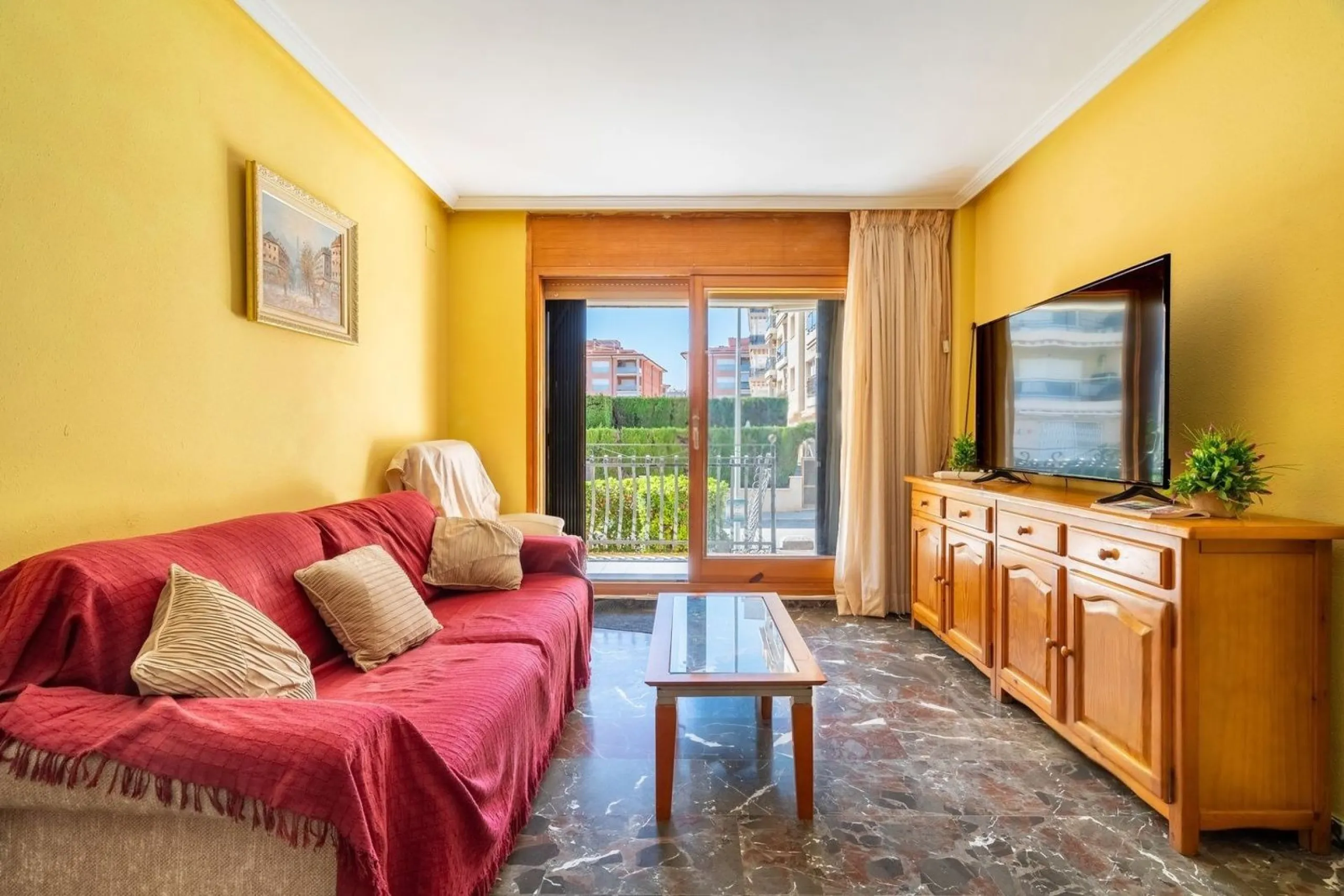Ground-floor beachfront apartment with pool and parking in Calafell