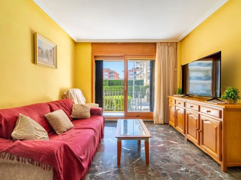 Ground-floor beachfront apartment with pool and parking in Calafell