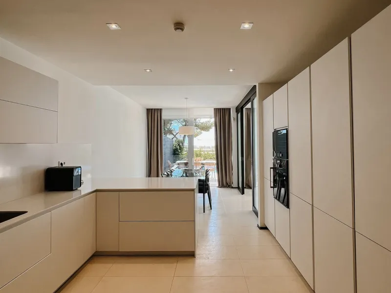 House - Townhouse в продаже в Marbella, Málaga. В доме 3 спален и 4 ванных комнат. Площадь дома 480 м²