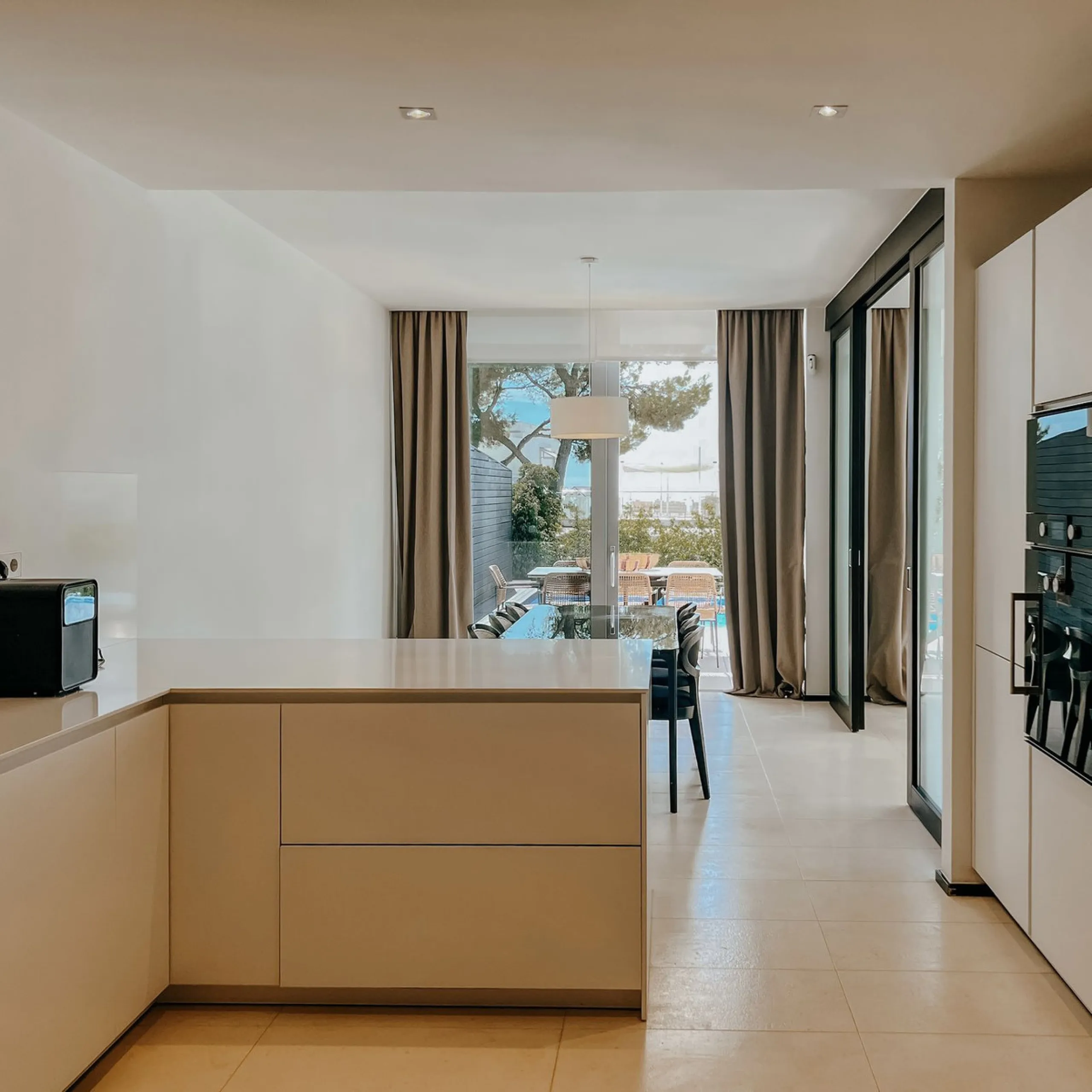House - Townhouse в продаже в Marbella, Málaga. В доме 3 спален и 4 ванных комнат. Площадь дома 480 м²