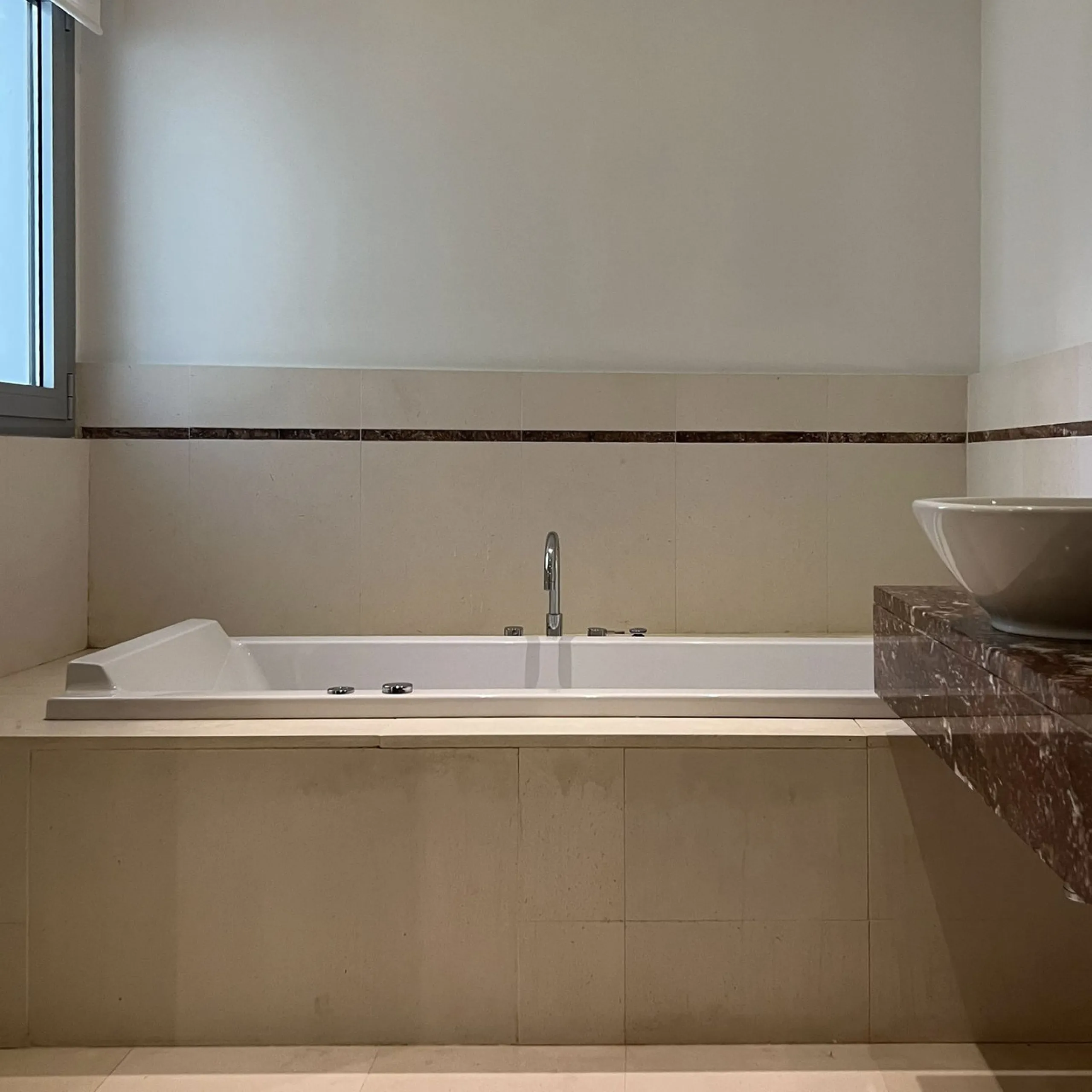 House - Townhouse в продаже в Marbella, Málaga. В доме 3 спален и 4 ванных комнат. Площадь дома 480 м²