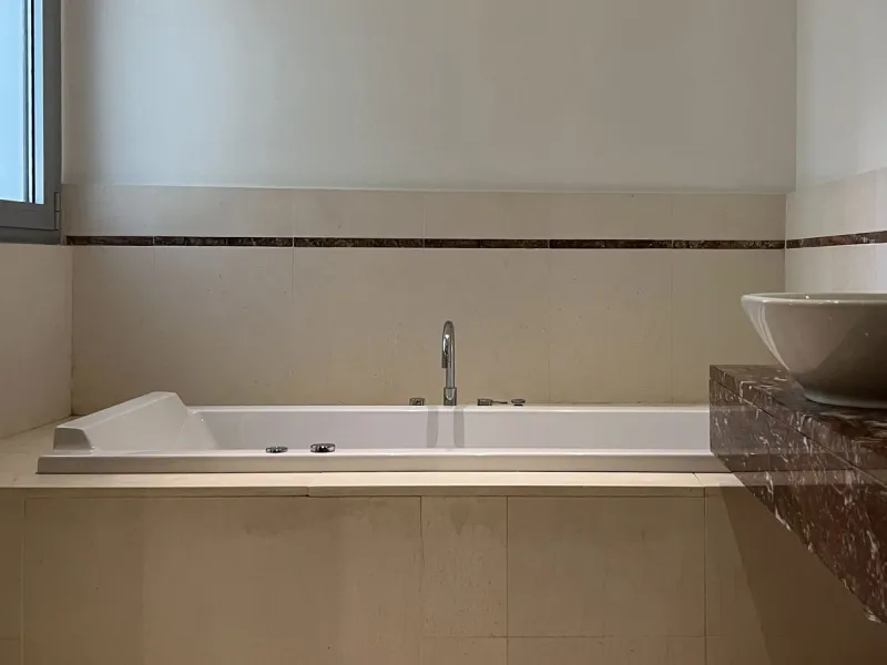 House - Townhouse в продаже в Marbella, Málaga. В доме 3 спален и 4 ванных комнат. Площадь дома 480 м²