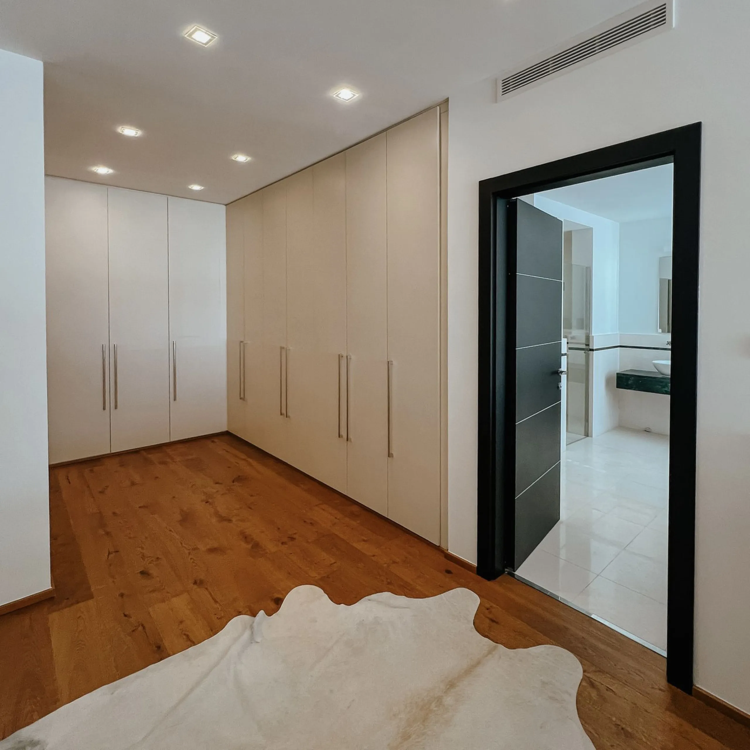 House - Townhouse в продаже в Marbella, Málaga. В доме 3 спален и 4 ванных комнат. Площадь дома 480 м²
