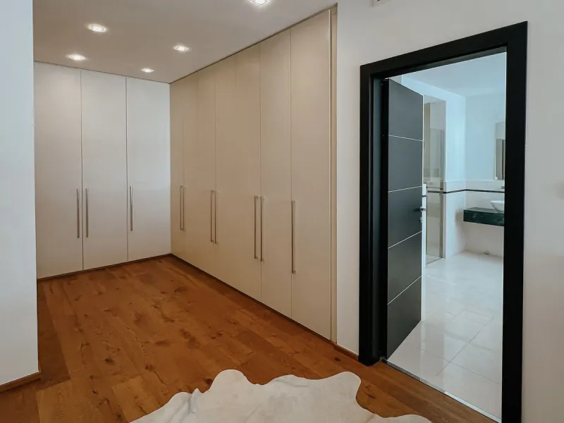 House - Townhouse в продаже в Marbella, Málaga. В доме 3 спален и 4 ванных комнат. Площадь дома 480 м²