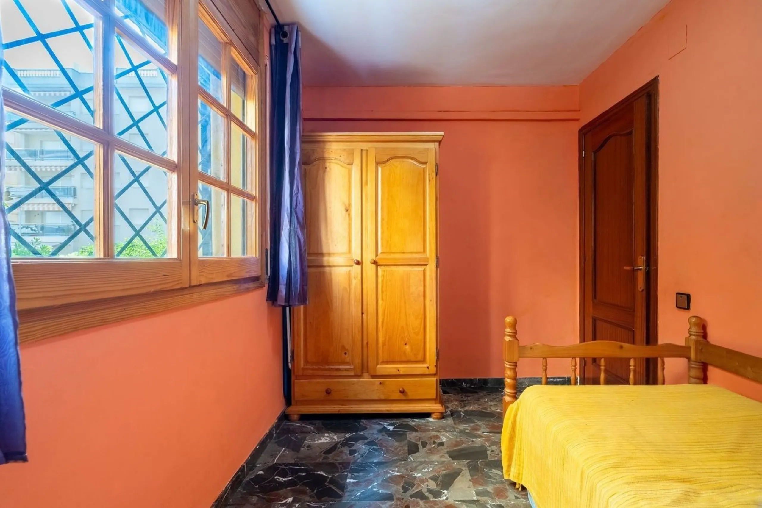 Ground-floor beachfront apartment with pool and parking in Calafell