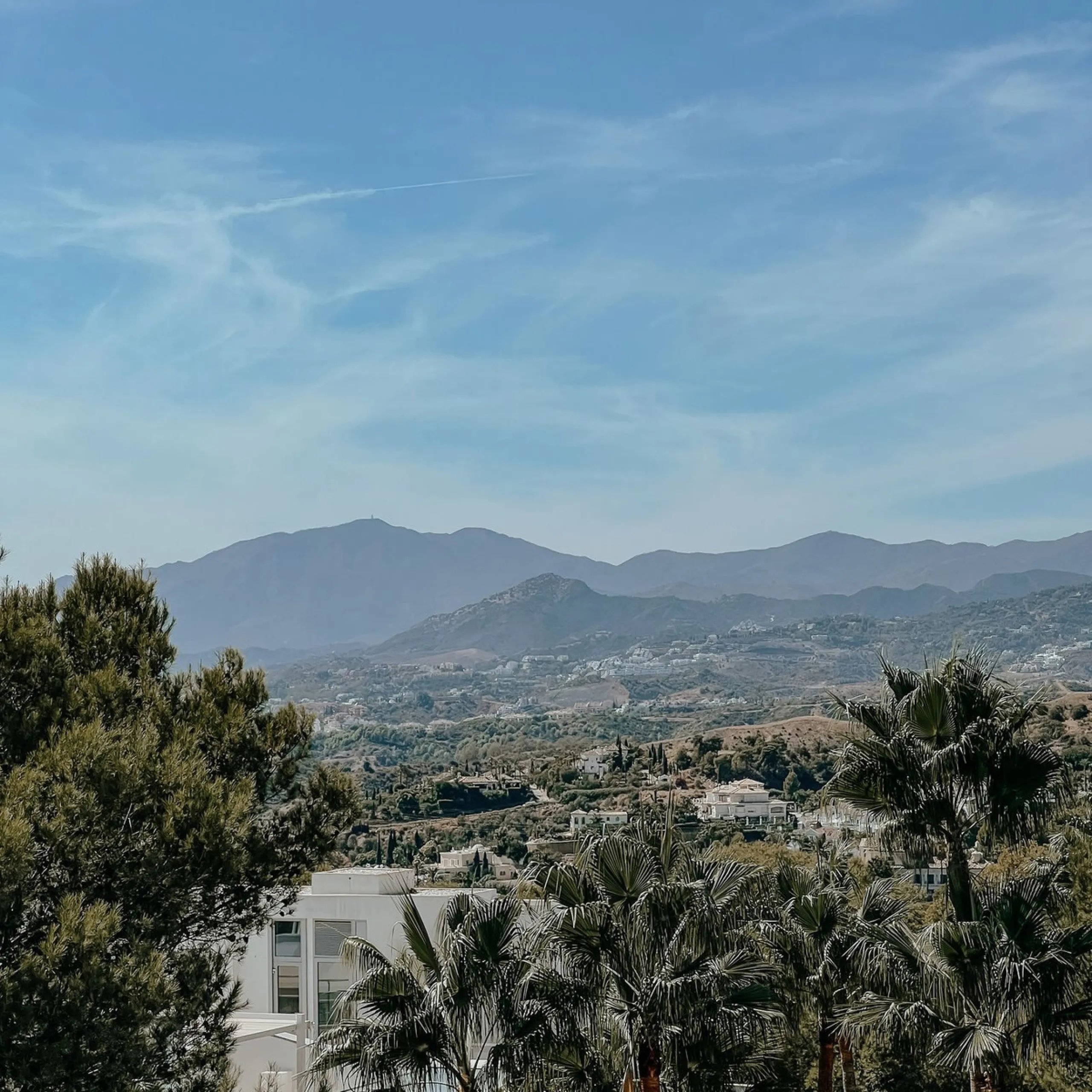 House - Townhouse в продаже в Marbella, Málaga. В доме 3 спален и 4 ванных комнат. Площадь дома 480 м²
