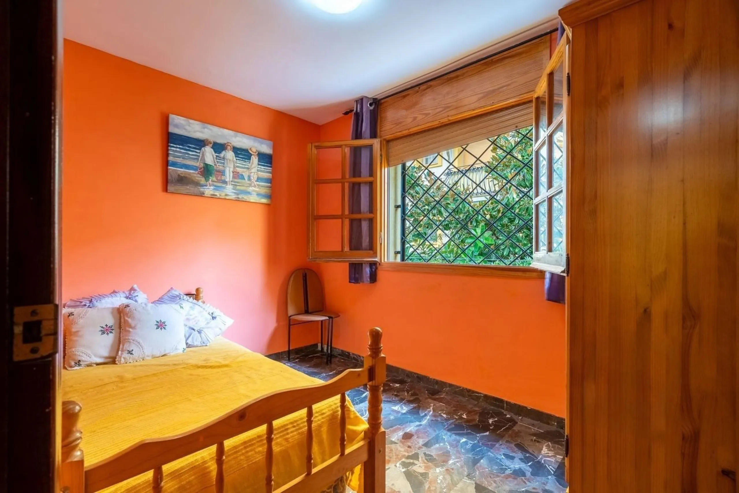 Ground-floor beachfront apartment with pool and parking in Calafell