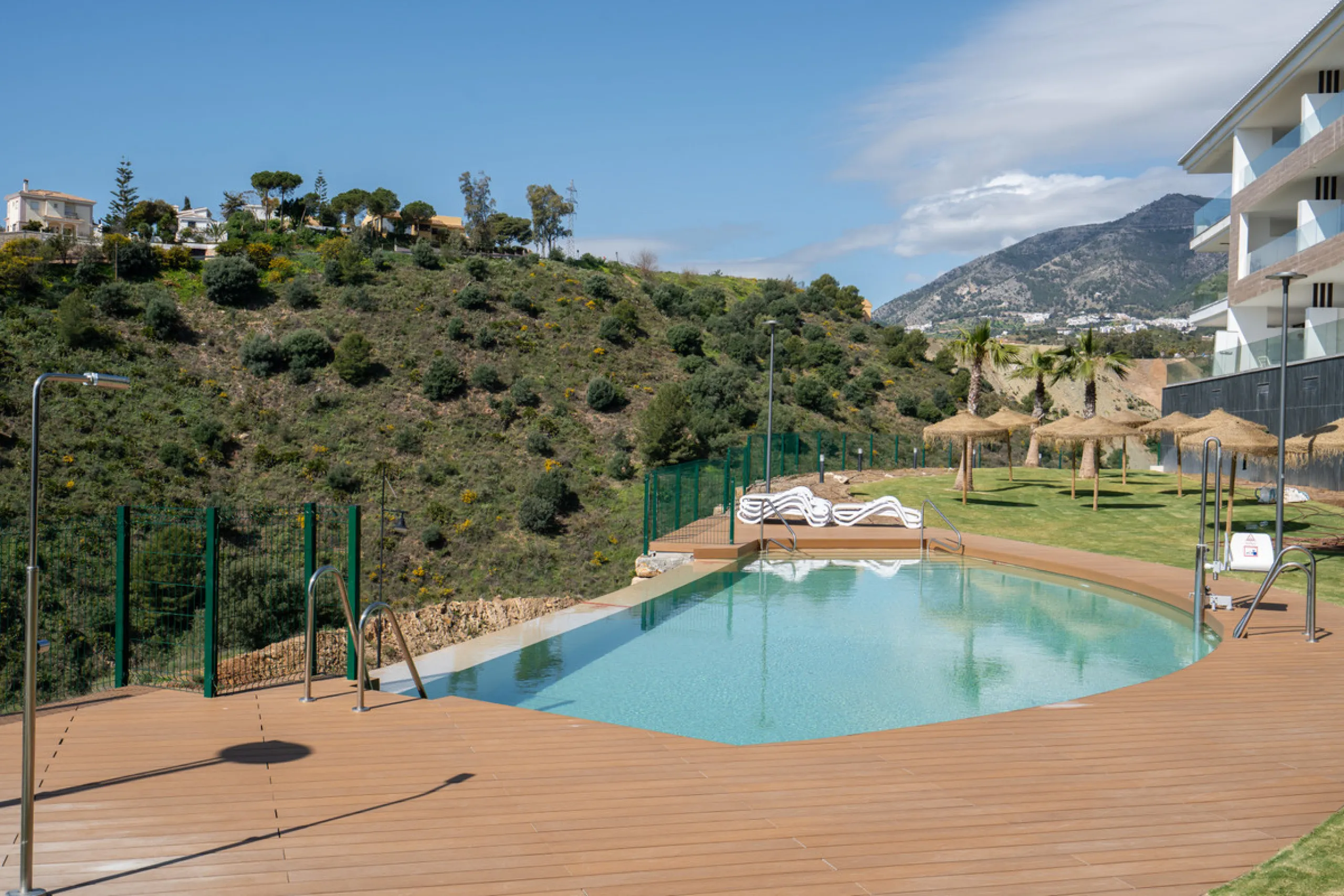 Apartment - Middle Floor Apartment в продаже в Fuengirola, Málaga. В доме 2 спален и 2 ванных комнат. Площадь дома 83 м²