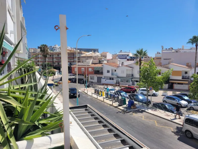 Discover this charming apartment in La Carihuela, Torremolinos, an 80 m² space that combines comfort and potential. Perfect for investment or for year-round living, close to everything you need.