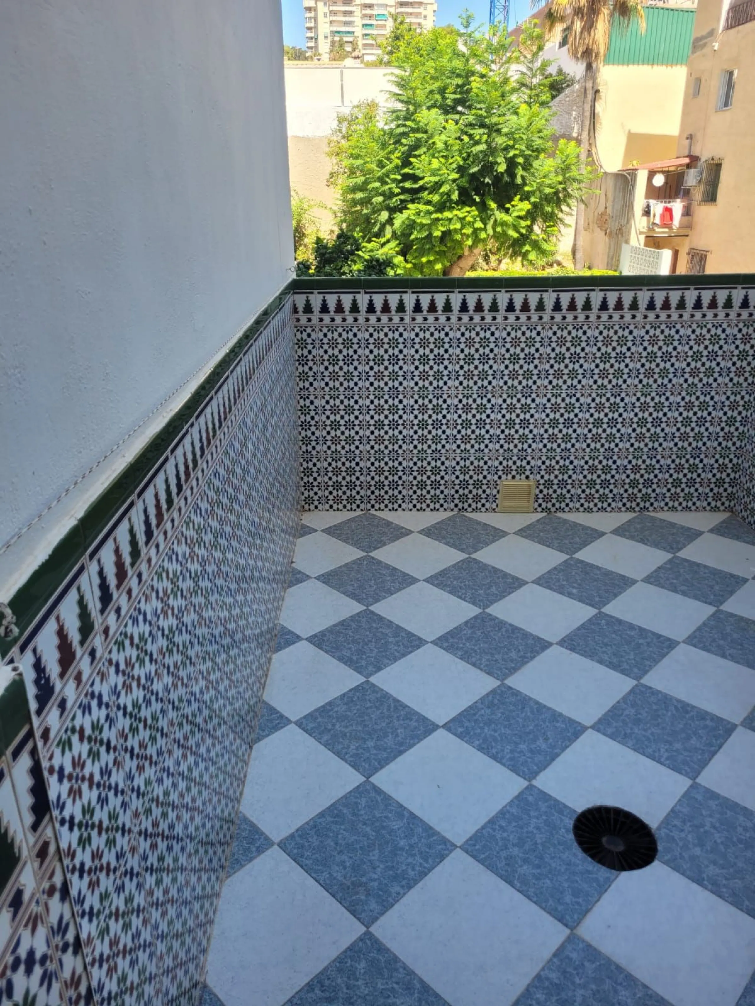 Apartment - Ground Floor Apartment в продаже в Torremolinos, Málaga. В доме 3 спален и 2 ванных комнат. Площадь дома 80 м²
