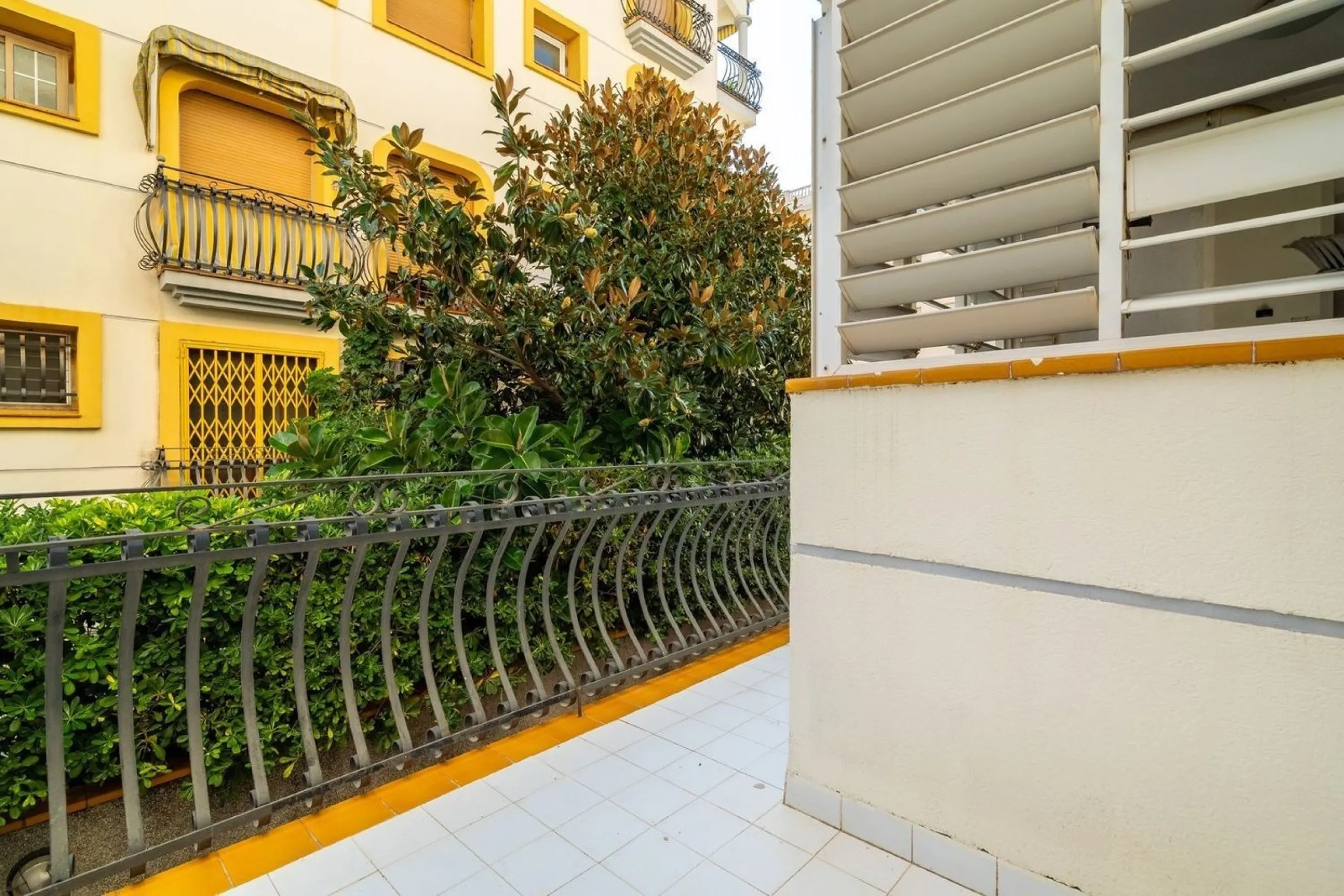 Ground-floor beachfront apartment with pool and parking in Calafell