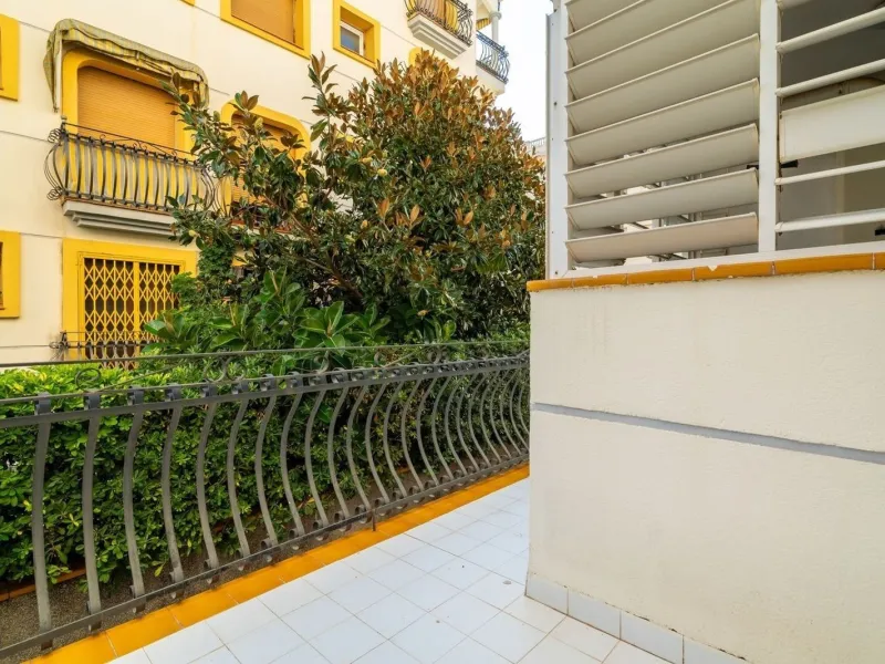 Ground-floor beachfront apartment with pool and parking in Calafell