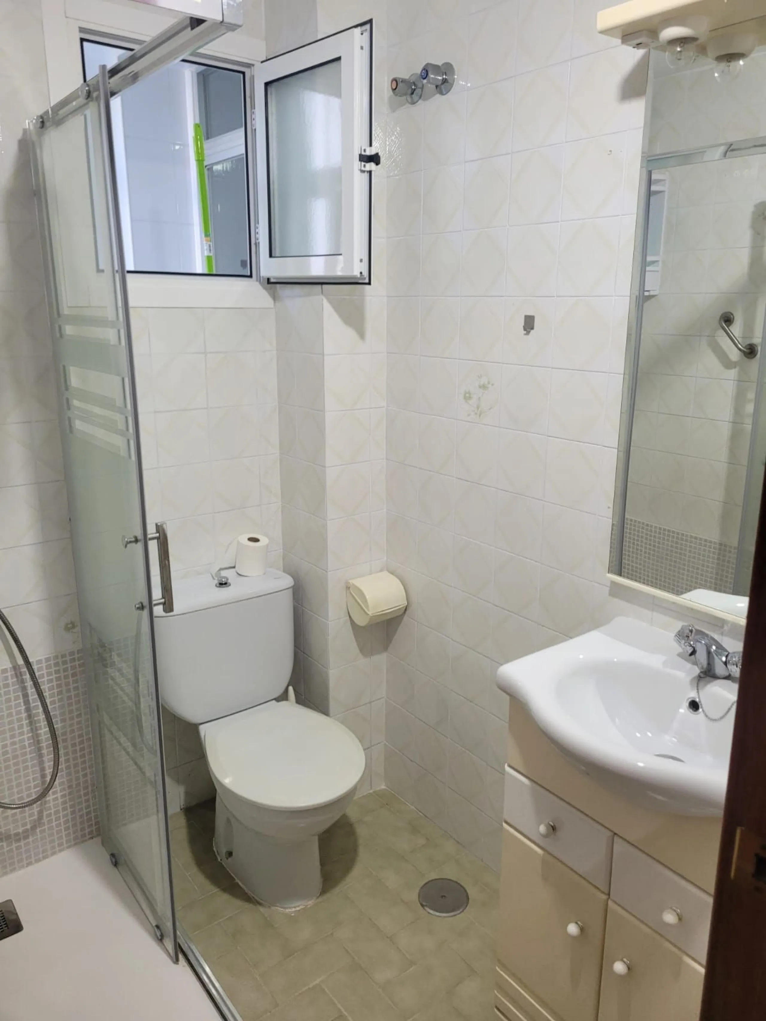 Apartment - Ground Floor Apartment в продаже в Torremolinos, Málaga. В доме 3 спален и 2 ванных комнат. Площадь дома 80 м²