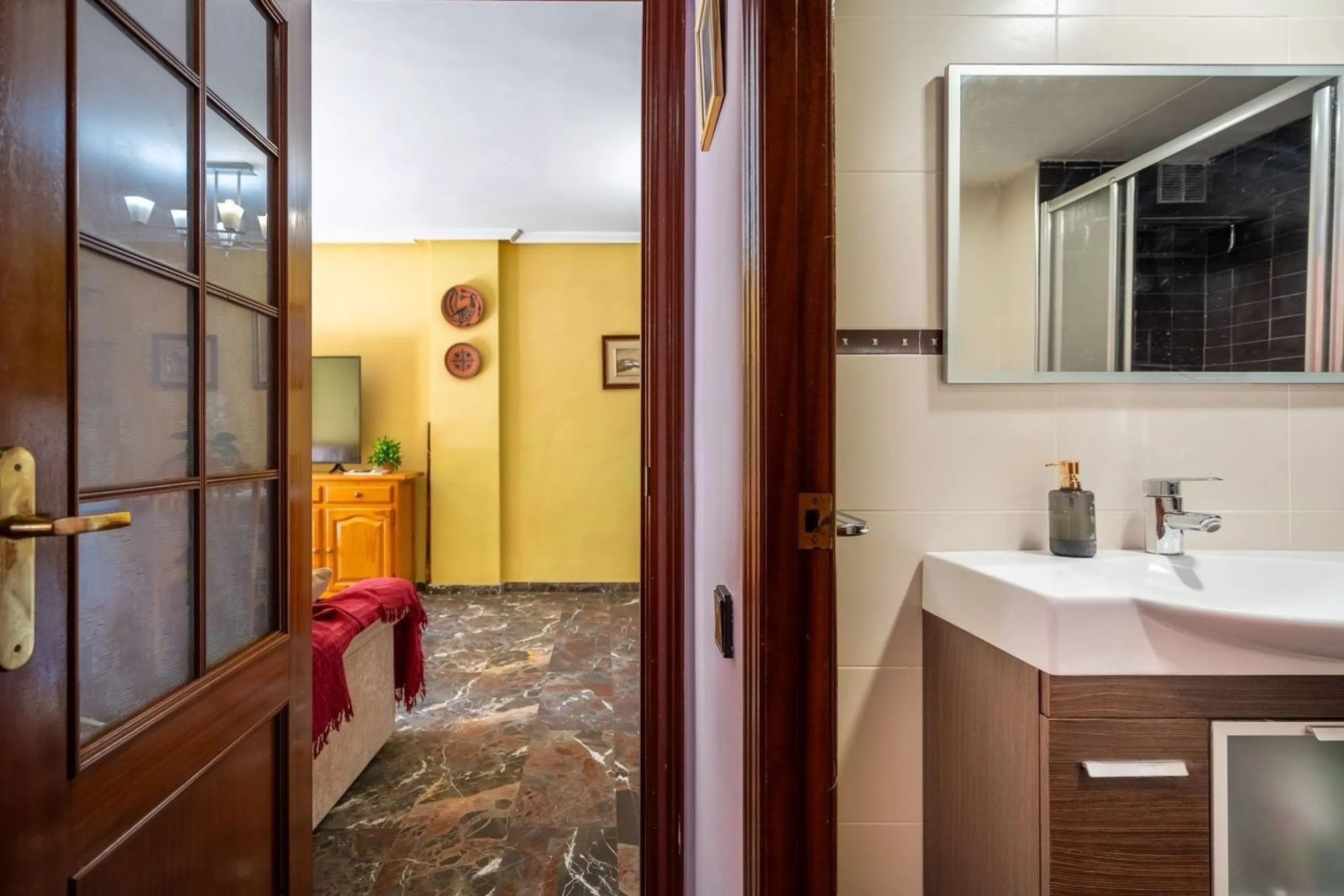Ground-floor beachfront apartment with pool and parking in Calafell