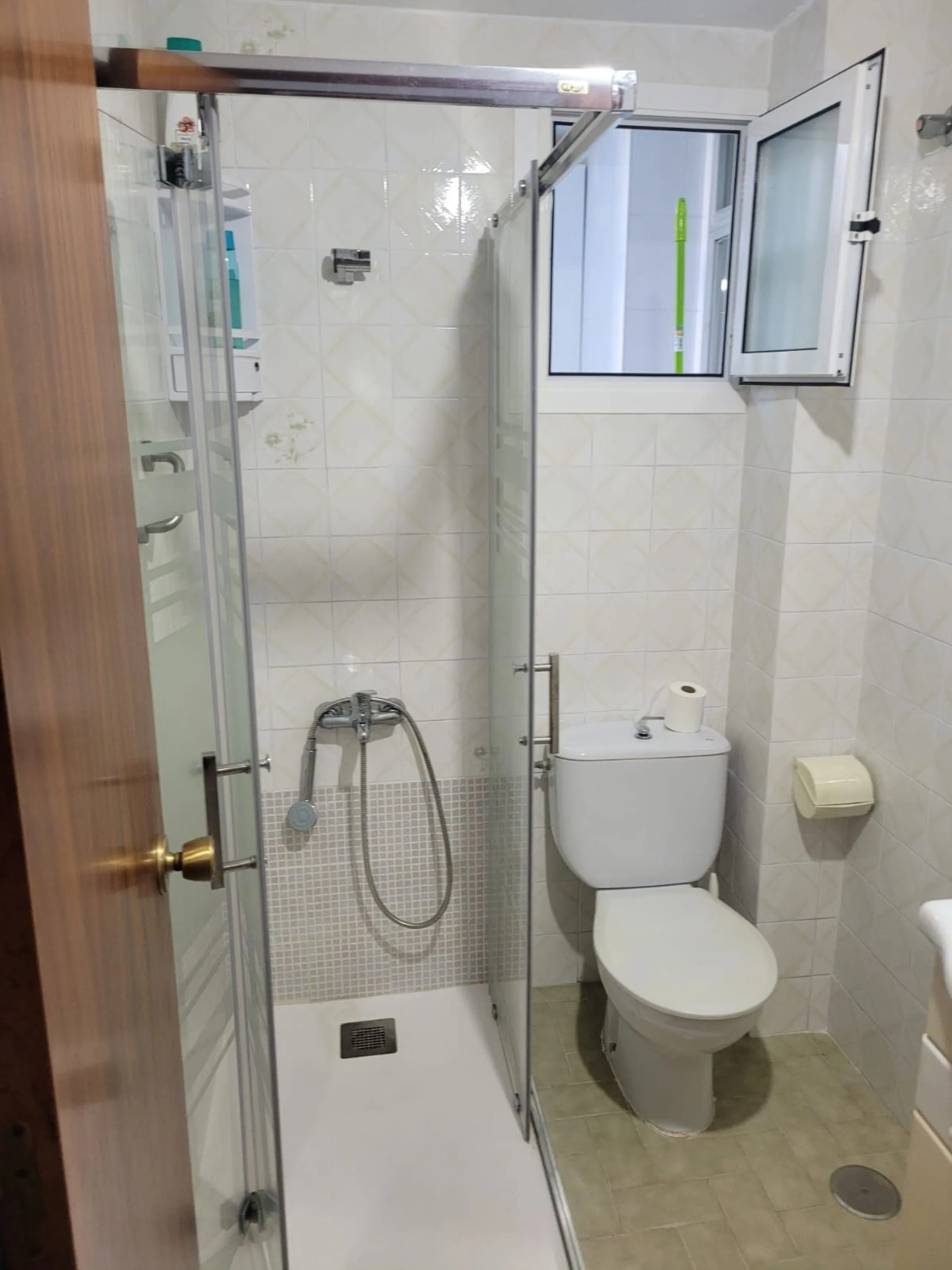 Apartment - Ground Floor Apartment в продаже в Torremolinos, Málaga. В доме 3 спален и 2 ванных комнат. Площадь дома 80 м²