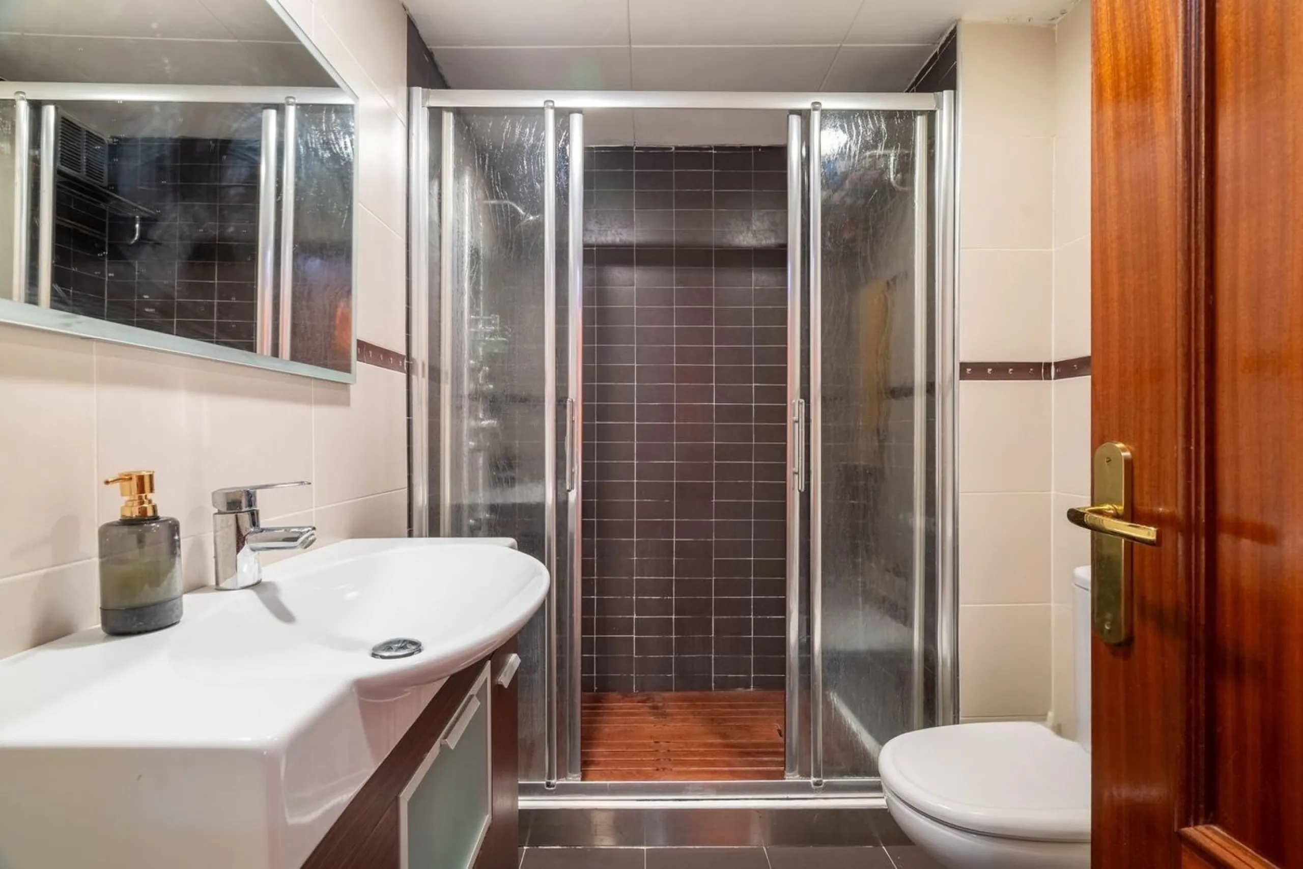 Ground-floor beachfront apartment with pool and parking in Calafell