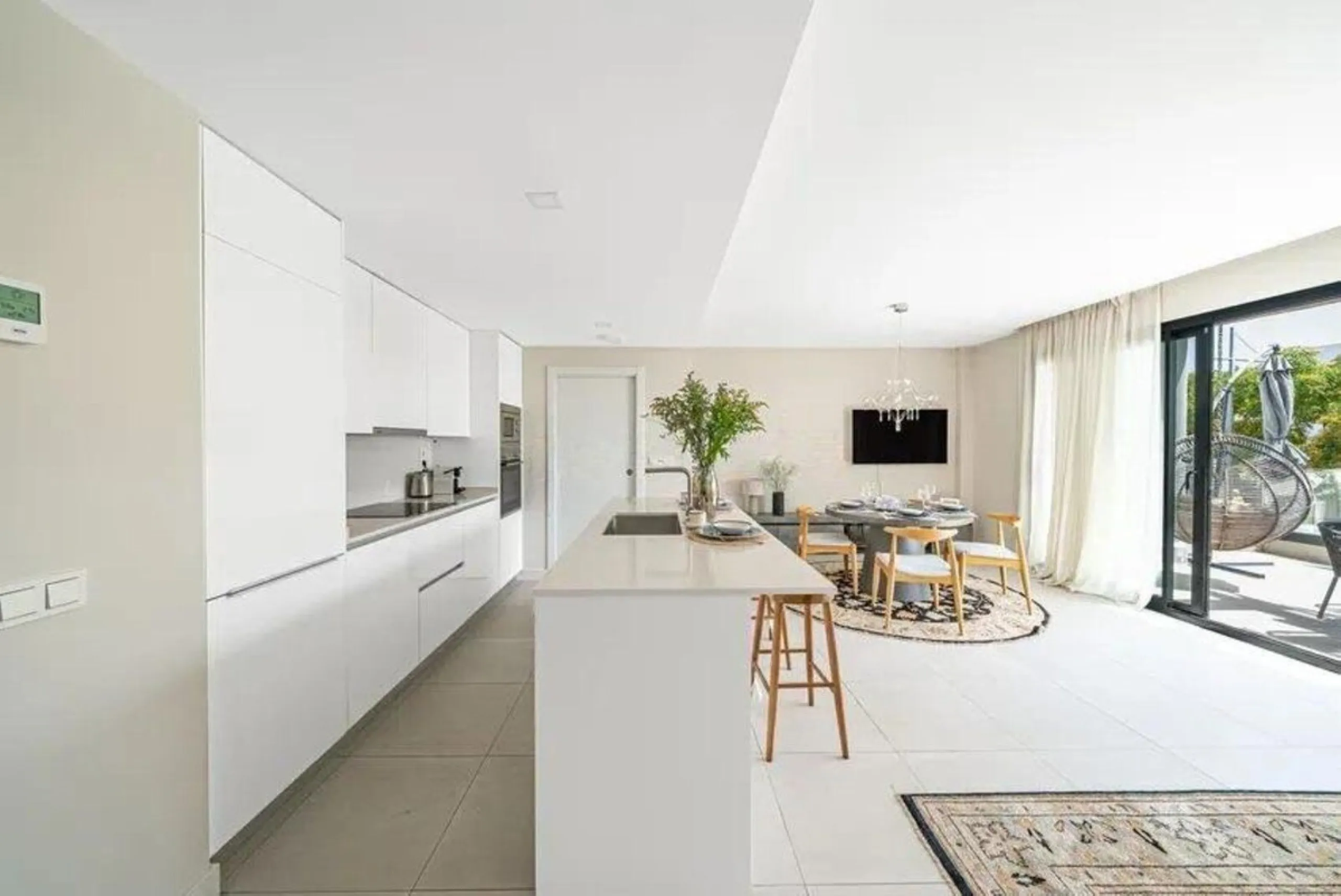 Spacious 3-Bedroom Apartment in the Prestigious Las Mesas Urbanization, Estepona