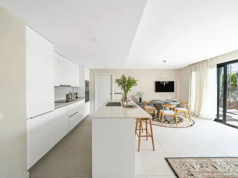 Spacious 3-Bedroom Apartment in the Prestigious Las Mesas Urbanization, Estepona