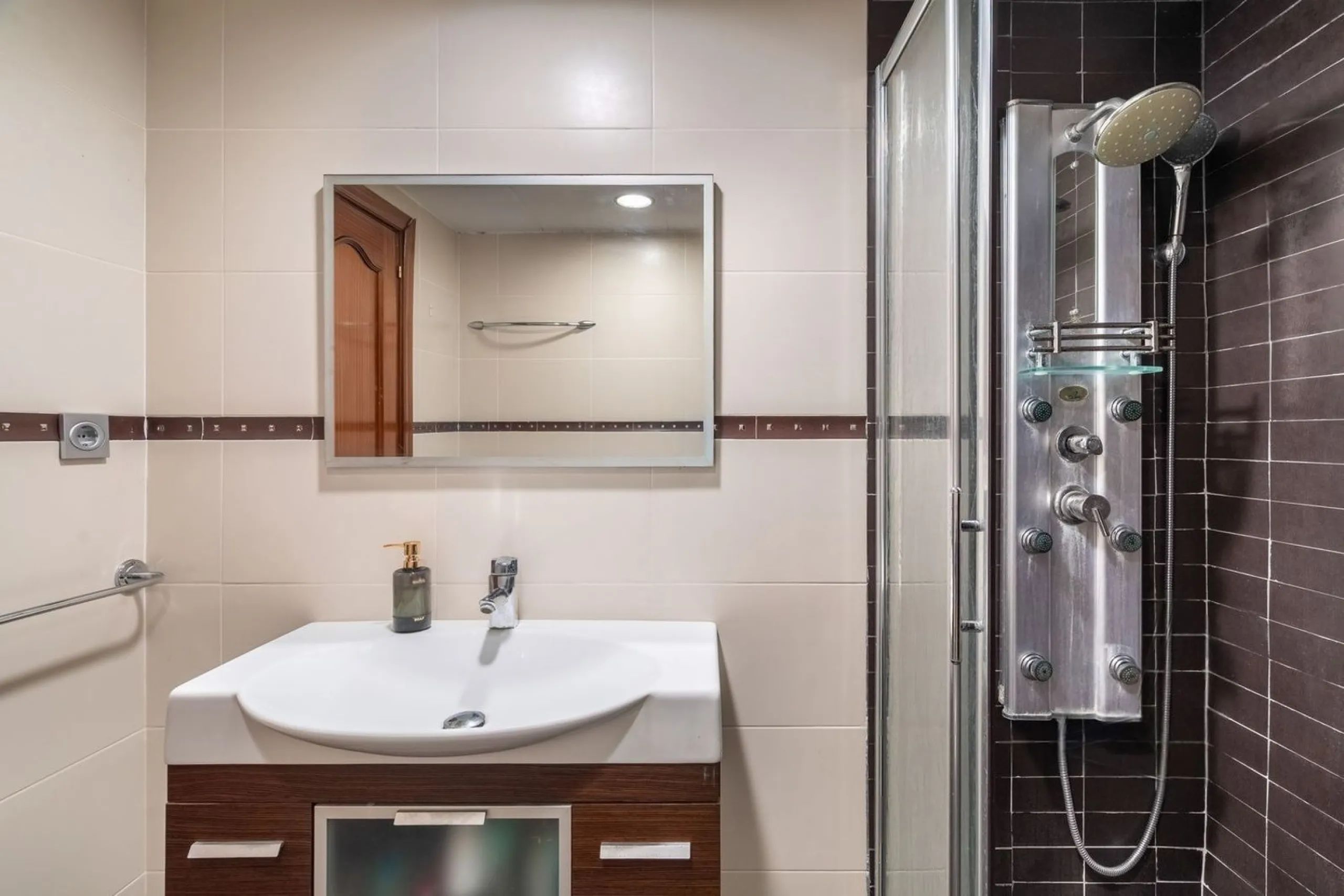 Ground-floor beachfront apartment with pool and parking in Calafell