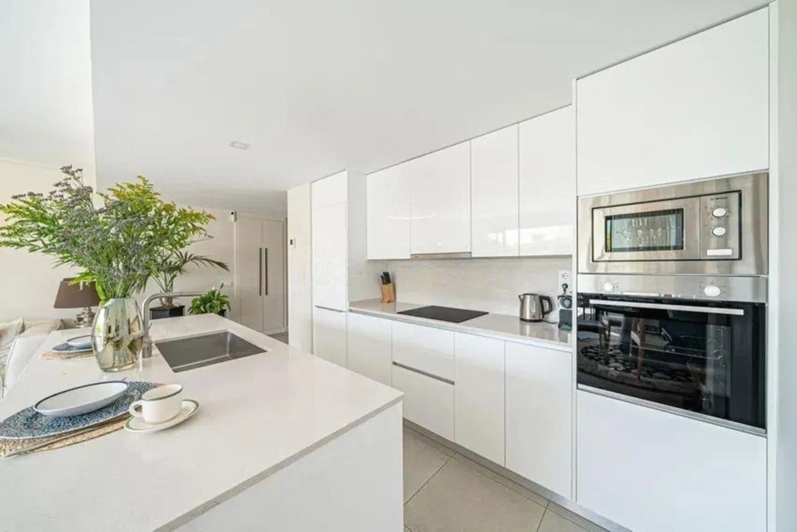 Spacious 3-Bedroom Apartment in the Prestigious Las Mesas Urbanization, Estepona