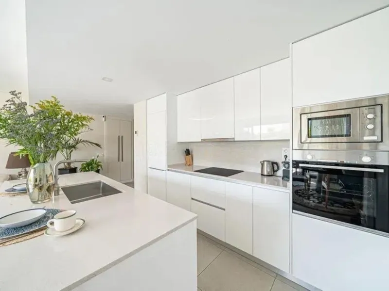 Spacious 3-Bedroom Apartment in the Prestigious Las Mesas Urbanization, Estepona