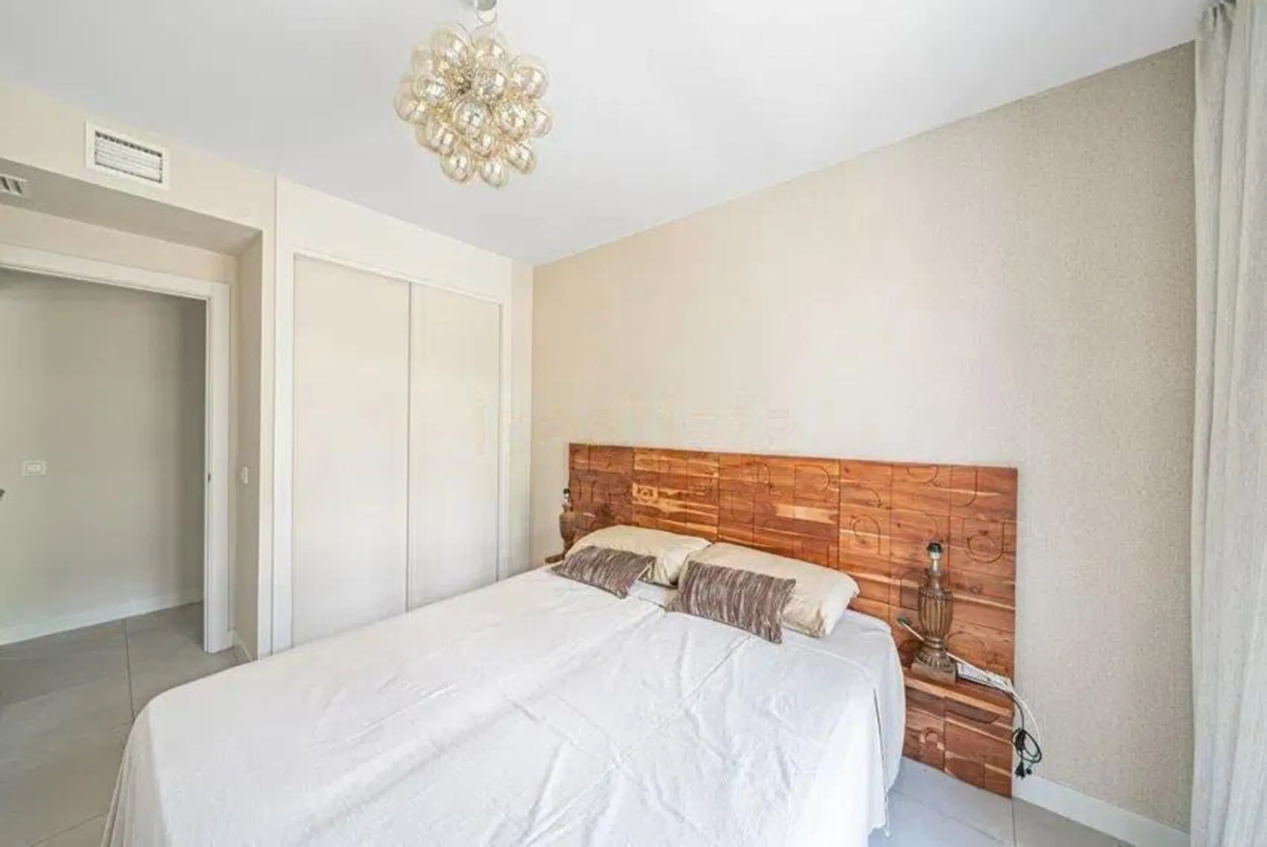 Spacious 3-Bedroom Apartment in the Prestigious Las Mesas Urbanization, Estepona