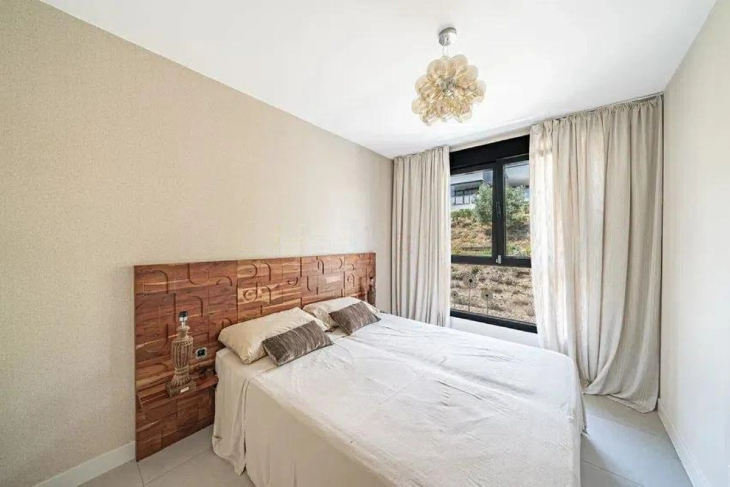 Spacious 3-Bedroom Apartment in the Prestigious Las Mesas Urbanization, Estepona