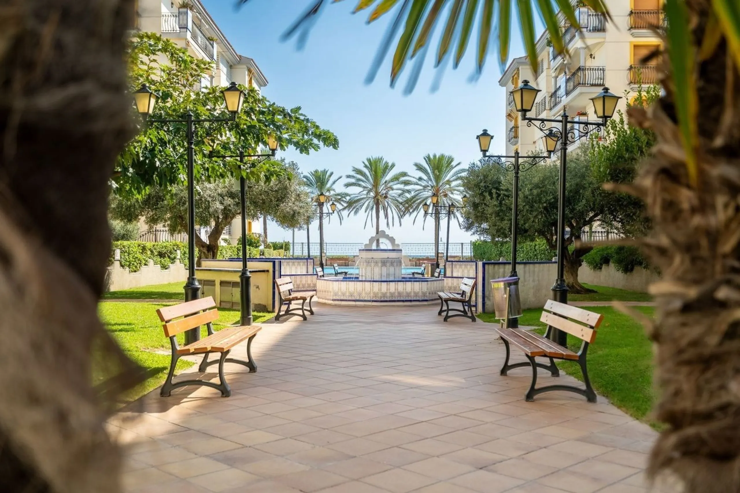 Ground-floor beachfront apartment with pool and parking in Calafell