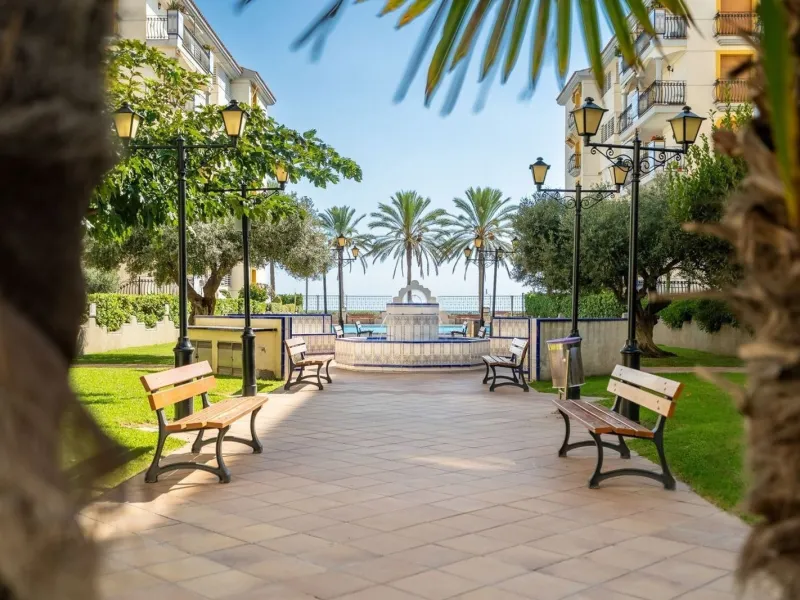 Ground-floor beachfront apartment with pool and parking in Calafell
