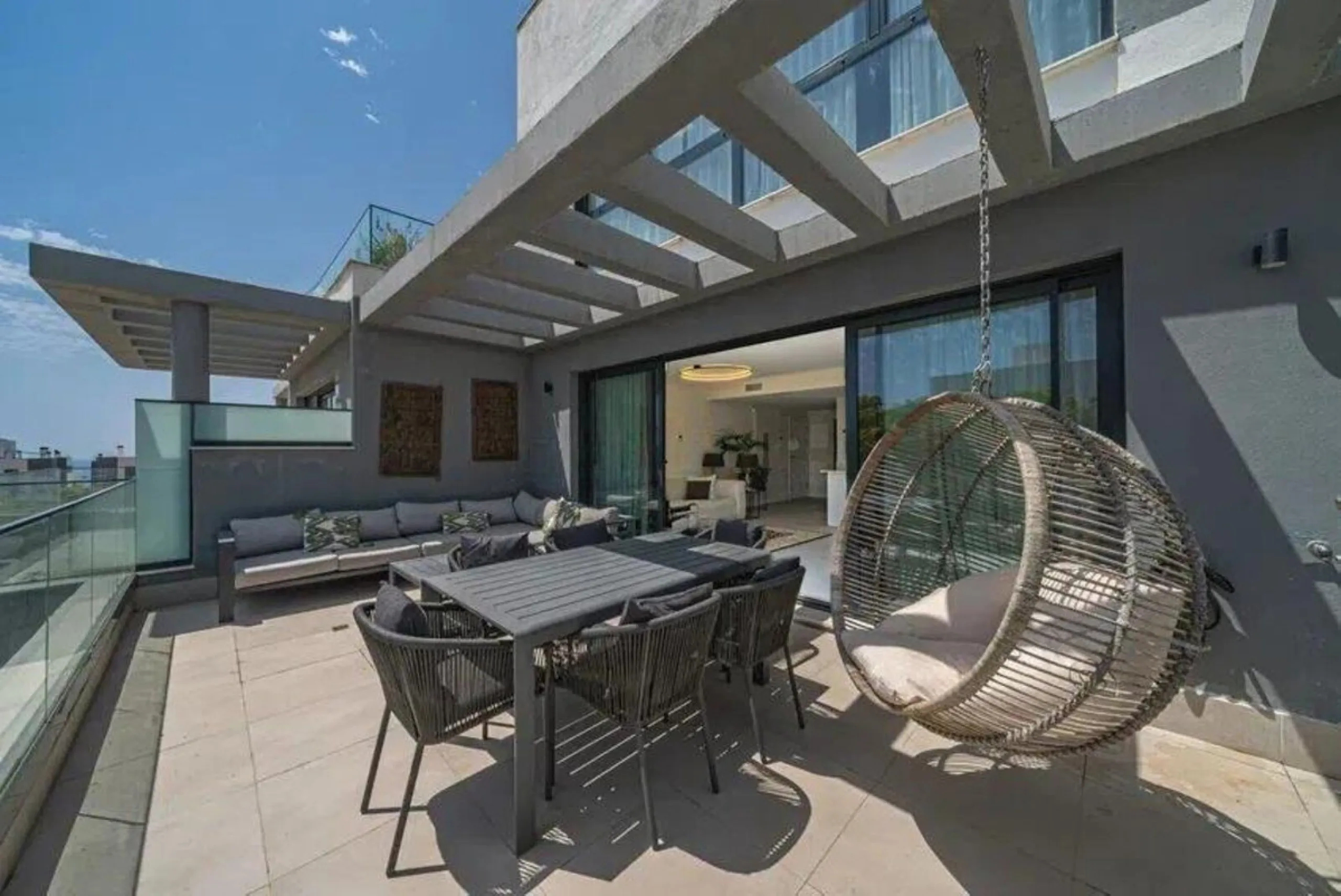 Spacious 3-Bedroom Apartment in the Prestigious Las Mesas Urbanization, Estepona
