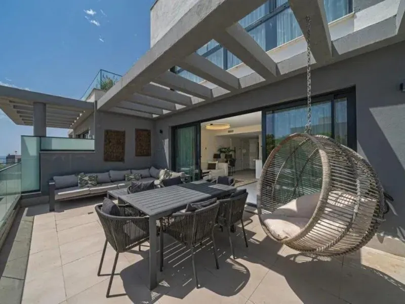 Spacious 3-Bedroom Apartment in the Prestigious Las Mesas Urbanization, Estepona