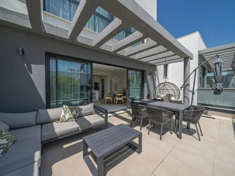 Spacious 3-Bedroom Apartment in the Prestigious Las Mesas Urbanization, Estepona